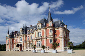 Fototapeta premium The Château des Fontaines in Gouvieux