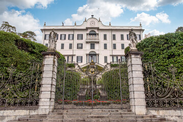 Fototapeta premium TREMEZZO, ITALY - OCTOBER 02,2023 - Iconic villa Carlotta at lake Como