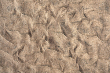 Sandboden bei Ebbe in Nahaufnahme, abstraktes Rippelmarken Muster in Fuerteventura mit vermischtem...