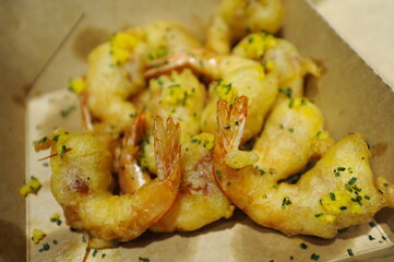 shrimps with tiny mango and onion in tempura to go