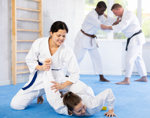 Obraz premium Girl tapping woman out with jiu jitsu grappling submission