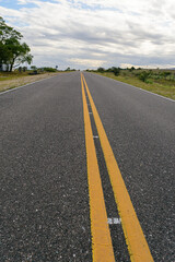 Ruta con líneas amarillas en perspectiva. Concepto o idea de avance. Camino hacia el futuro o lo que vendrá