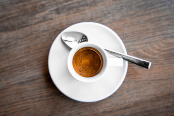 Türkischer Mokka Kaffee in einer kleinen Porzellantasse Draufsicht