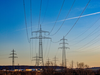 Strommasten am Abend
