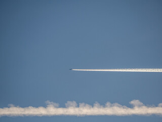 Kondensstreifen durch viel Flugverkehr