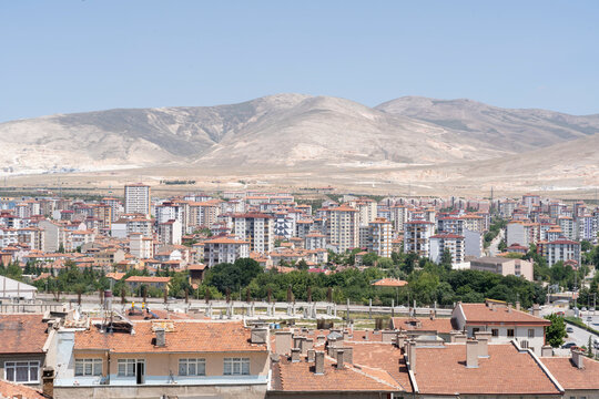 Das alte und sch&ouml;ne Nigde im Herzen Anatoliens mit Bergen und Geb&auml;uden vor der Restaurierung