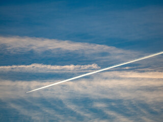 Kondensstreifen durch viel Flugverkehr