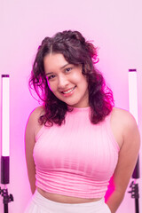 Joven mujer caucásica al estilo coquette