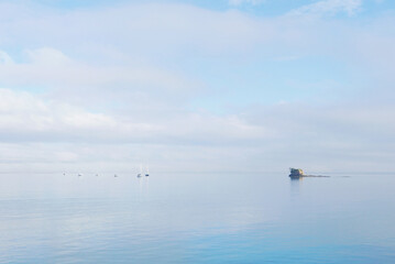 入江に停泊するヨット