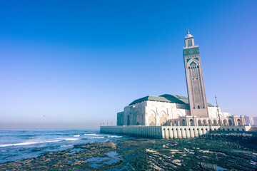 Hassan II Mosque and the Atlantic Ocean in Casablanca, Morocco - obrazy, fototapety, plakaty