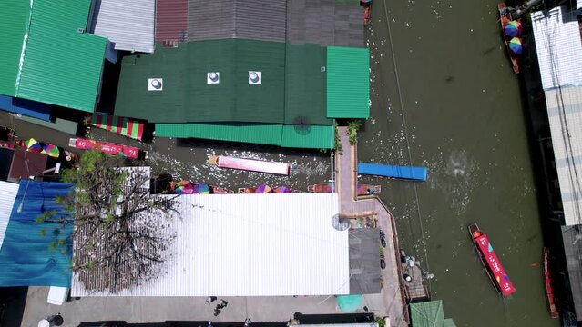 D&eacute;couvrez le march&eacute; flottant embl&eacute;matique de Bangkok : canaux anim&eacute;s, bateaux color&eacute;s, saveurs exotiques. Plongez dans la culture tha&iuml;landaise (vue a&eacute;rienne 4K)