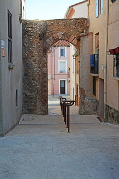 Ruelle étroite et en pente dans le centre historique du village de Pollestres, Pyrénées-Orientales, Roussillon, Occitanie.