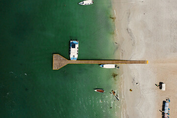 Muelle con botes de pescadores a la orilla del mar en Venezuela