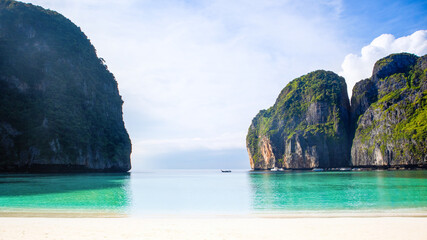 Obraz premium Beautiful landscape of the Maya Bay in the Phi Phi Islands, Thailand