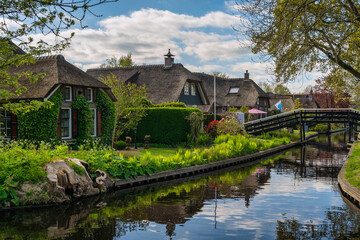 Fototapeta na wymiar Giethoorn Netherlands, city skyline at canal and traditional house in Giethoorn village