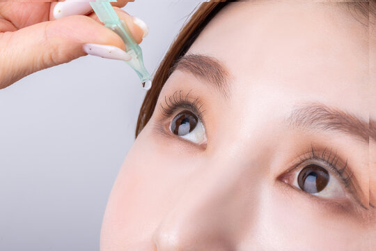 目薬をさす女性　woman applying eye drops