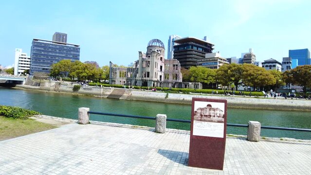 多くの桜花見客が行き交う春の広島平和記念公園の元安川沿いの風景のPOVショット 4K  2023年3月30日