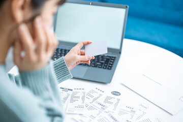 クレジットカードで悩む女性