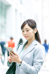 スマートフォンを持ったビジネス ウーマン