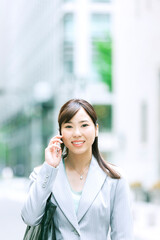 スマートフォンで電話するビジネス ウーマン