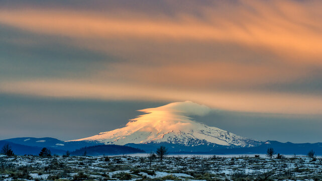 A High Desert Sun Sets Over The Cascades In Central Oregon Near Warm Springs Reservation