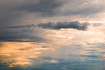 Obraz premium Dramatic sky with clouds and the sun breaking through them