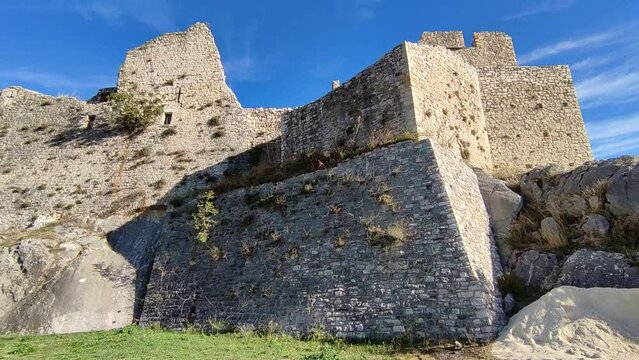 Castropignano - Panoramica del Castello D'Evoli dal piazzale di accesso