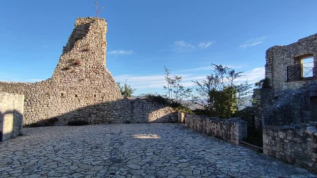 Castropignano - Panoramica del cortile interno di Castello D'Evoli
