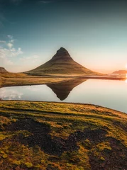 Photo sur Plexiglas Kirkjufell Kirkjufell volcanic mountain reflect on lake in the morning at Iceland