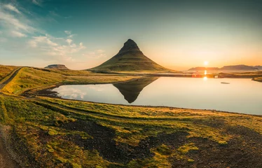 Crédence de cuisine en verre imprimé Kirkjufell Kirkjufell volcanic mountain reflect on lake in the morning at Iceland