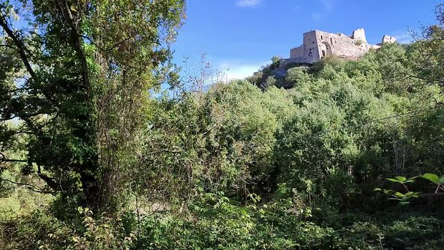 Castropignano - Scorcio del Castello D'Evoli dal sentiero in Contrada Vallefrani verso le Mura Megalitiche