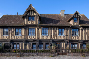 ブブロン村の民家 © kkpapa