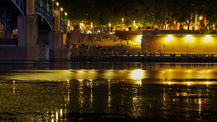 Fototapeta na wymiar Rives de la Garonne, à Toulouse, en pleine nuit
