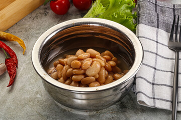 White canned beans in the bowl
