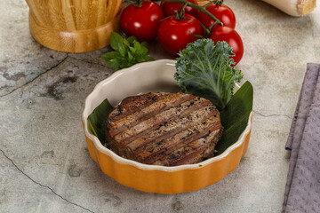 Grilled tuna medallion in the plate