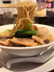 鶏白湯ラーメン　リフトアップ
