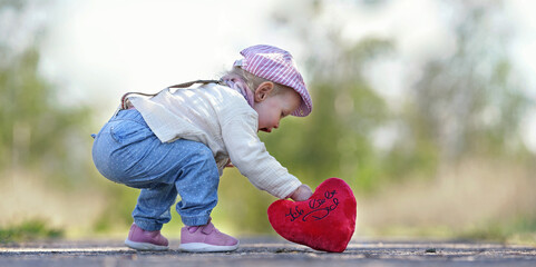 kleines Mädchen mit roten Herz