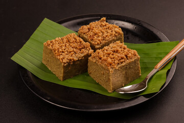 Kuih Koleh Kacang is a Malaysian Traditional Dessert Made From Mung Bean Flour and Coconut Milk, Topping with Tahi Minyak. 