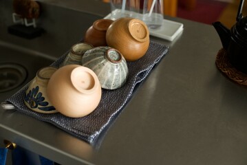 洗った茶碗とお椀をキッチンタオルの上で乾かしているところ