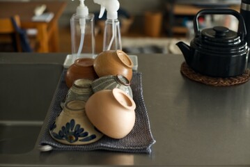 洗った茶碗とお椀をキッチンタオルの上で乾かしているところ