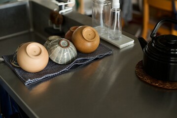 洗った茶碗とお椀をキッチンタオルの上で乾かしているところ