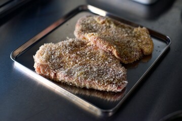 パン粉をつけ終えた豚カツ用の豚肉をバットに並べたところ
