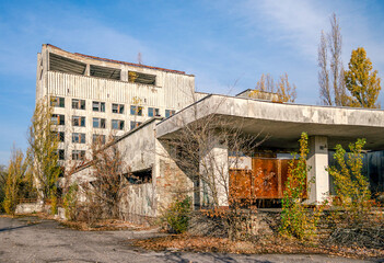 Fototapeta na wymiar old abandoned hotel in the empty city of Chernobyl without people