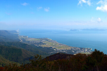 Fototapeta na wymiar びわ湖の風景、びわ湖バレイから眺める琵琶湖、びわ湖と滋賀県の町並み、びわこ、高島市の町並み