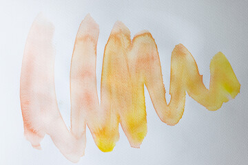 Elementi astratti realizzati ad acquerello: pennellate gialle dipinte su carta