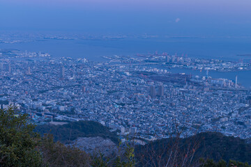 日本　兵庫県神戸市の摩耶山の掬星台展望台から眺める神戸の夕方の街並み