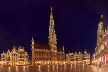 Fototapeta na wymiar Grand Place Square with Brussels City Hall during morning blue hour in Brussels, Belgium