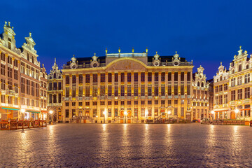 Fototapeta na wymiar Beautiful houses of the Grand Place Square at night in Brussels, Belgium