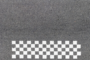 marquage en damier noir et blanc sur asphalte 