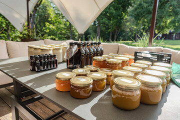 Honig wird zum Verkauf angeboten